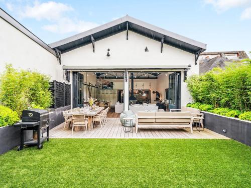 ディナールにあるHoliday Home EDEN VERDE by Interhomeのテーブルと椅子のある屋外パティオ