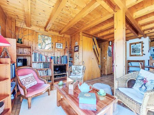 Χώρος καθιστικού στο Holiday Home Les Chalets de La Combe by Interhome