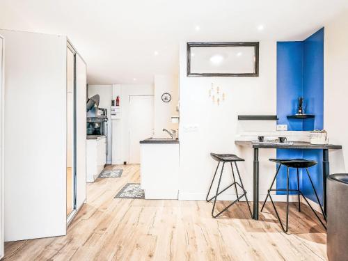 Η κουζίνα ή μικρή κουζίνα στο Studio Les Balcons de la Rance-2 by Interhome