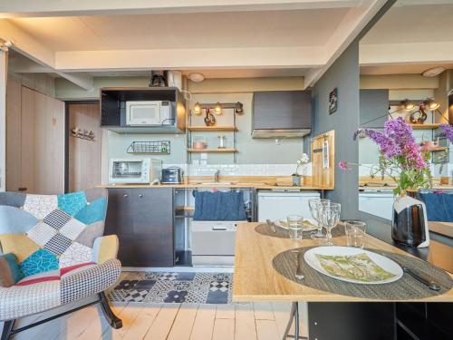 Kuchyň nebo kuchyňský kout v ubytování Apartment Le Nid de Juno Beach by Interhome