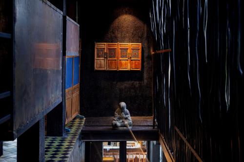 a statue sitting on a table in a room with a window at Sumba Lodge in Manuel Antonio