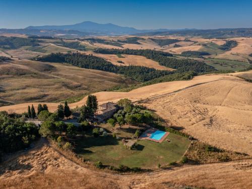 una vista aérea de una casa en medio de un campo en Apartment Torrenieri by Interhome, en Vergelle
