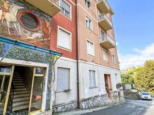 CerisolaにあるApartment Ghiba by Interhomeの側面に壁画がある建物