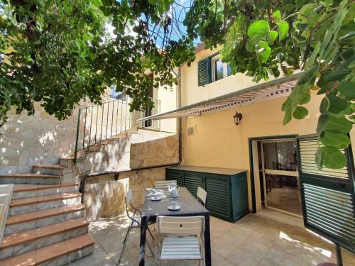 una mesa y sillas en un patio frente a una casa en Holiday Home Casa Paolina by Interhome, en Módica