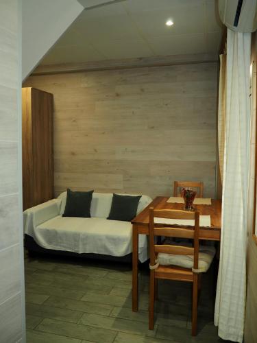 a living room with a couch and a table at Apartamento Casita Barajas in Madrid