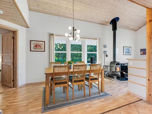 Μια τηλεόραση ή/και κέντρο ψυχαγωγίας στο Holiday Home Angantir - 4-8km from the sea by Interhome