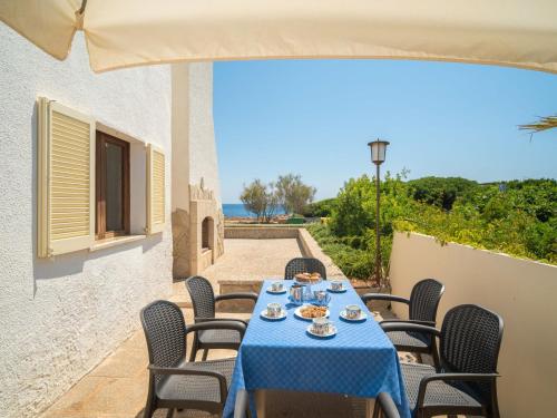 ein Tisch mit einer blauen Tischdecke auf einer Terrasse in der Unterkunft Holiday Home Villa Can Rosito by Interhome in S'Illot