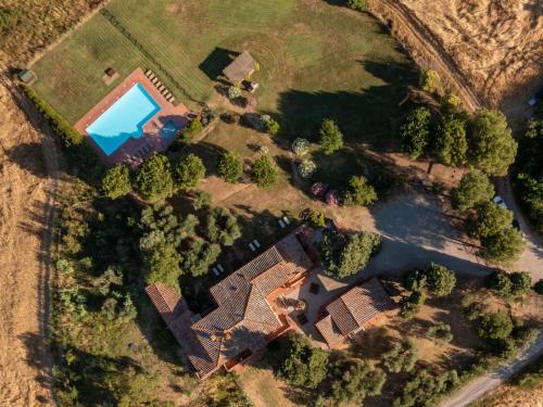 Una vista aérea de una casa con piscina. en Apartment Asciano by Interhome, en Vergelle