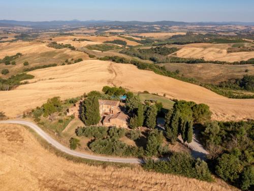 una vista aérea de una casa en medio de un campo en Apartment Asciano by Interhome, en Vergelle