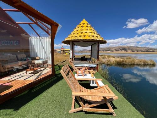 une maison avec un kiosque, une table et des chaises dans l'établissement QHOCHA Titikaka lodge, à Puno