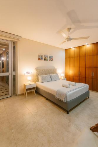 a bedroom with a large bed in a room at Casa Campestre - Pet Friendly - Green Energy in Anapoima