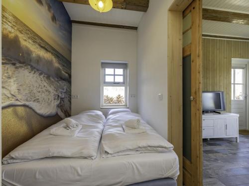 En eller flere senge i et værelse på Apartment Charming house Koudekerke by Interhome