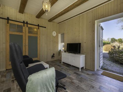 Et tv og/eller underholdning på Apartment Charming house Koudekerke by Interhome