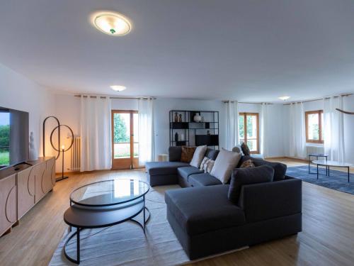 Ein Sitzbereich in der Unterkunft Chalet Champ de Brent by Interhome