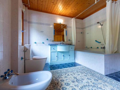 Ein Badezimmer in der Unterkunft Chalet Champ de Brent by Interhome