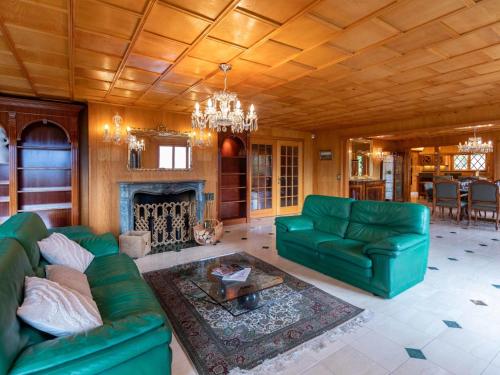 Ein Sitzbereich in der Unterkunft Chalet Champ de Brent by Interhome