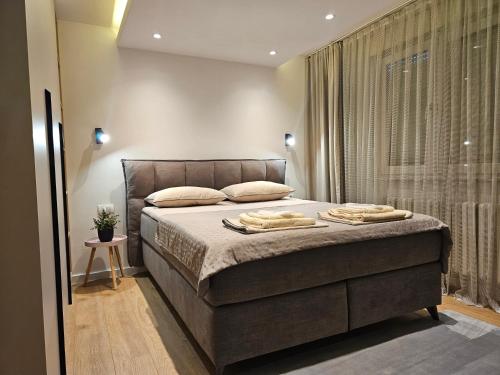 sypialnia z łóżkiem i dwoma ręcznikami na nim w obiekcie Apartman ENA w Sarajewie