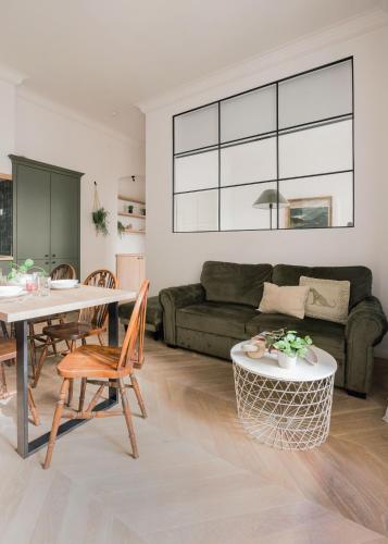 Budapest Escape Walk to Buda Eye & Fashion Street