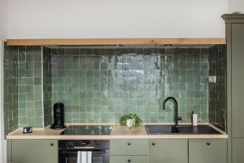 Kuchyň nebo kuchyňský kout v ubytování Budapest Escape Walk to Buda Eye & Fashion Street