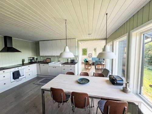 Η κουζίνα ή μικρή κουζίνα στο Holiday Home Lauvlid Cottage by Interhome