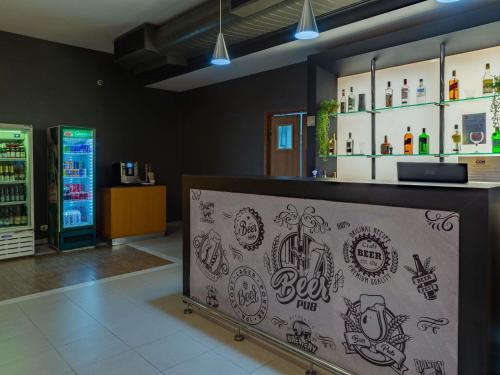 a restaurant with a bar with a sign on it at ibis Manaus Distrito Industrial in Manaus