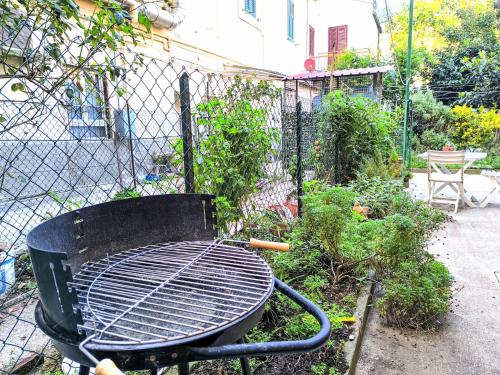 Taman di luar Holiday Home Il cortile nel centro by Interhome