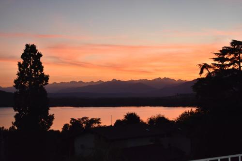puesta de sol con vistas al lago y a las montañas en AL30 Studios, en Viverone