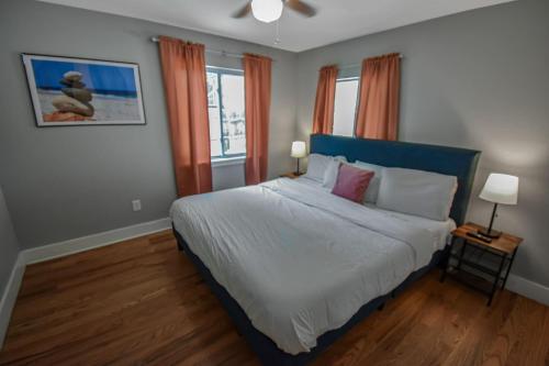 Postel nebo postele na pokoji v ubytování Cozy and Budget Friendly Single Bedroom in the Heart of Denver