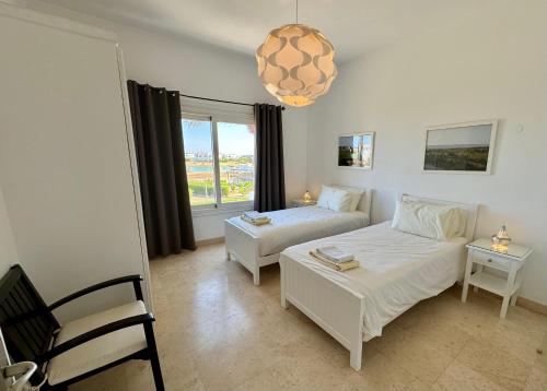 Katil atau katil-katil dalam bilik di Villa with 5 bedrooms & 4 bathrooms - private heated pool