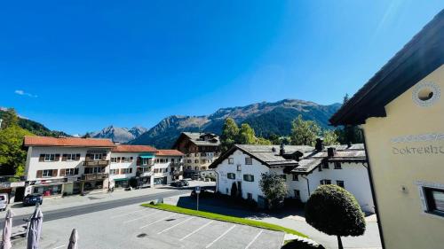 a view of a town with mountains in the background at Alpenblick in Klosters