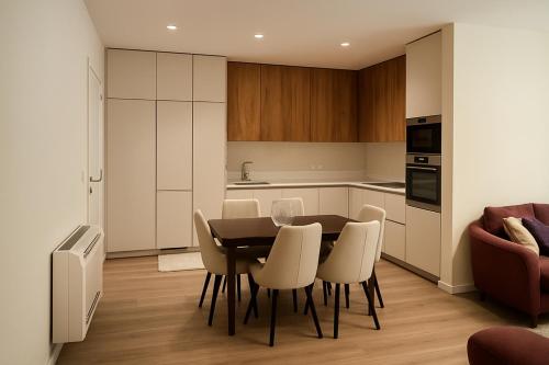 Η κουζίνα ή μικρή κουζίνα στο Emerald Luxury 2 Bedroom, 2 Bathroom Apartment