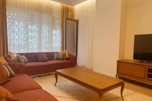 Μια τηλεόραση ή/και κέντρο ψυχαγωγίας στο Emerald Luxury 2 Bedroom, 2 Bathroom Apartment