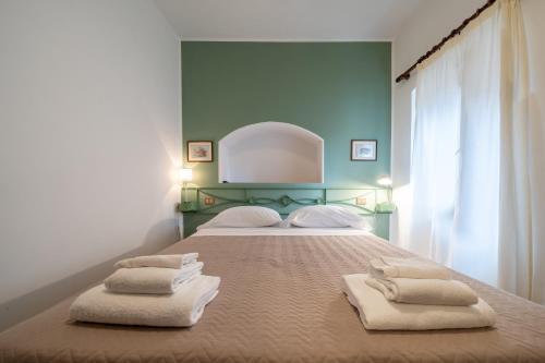 オルヴィエートにあるAppartamento Via Arnolfo di cambio ,Great for families!のタオルが敷かれた大きなベッドのある寝室