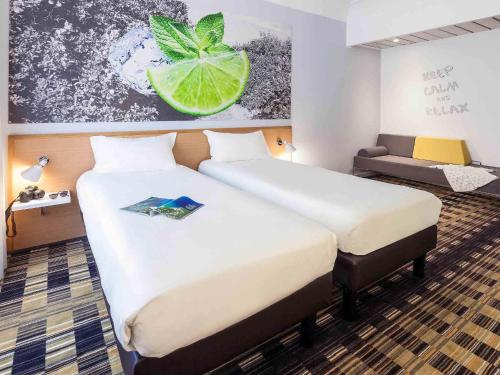 Ένα ή περισσότερα κρεβάτια σε δωμάτιο στο Ibis Styles Napoli Garibaldi