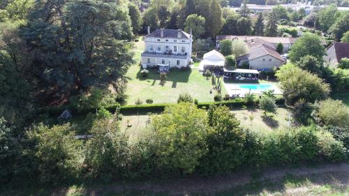 an aerial view of a large house with a pool at La maison au cèdre in Marsac-sur-lʼIsle