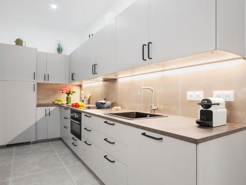 LivinParis - Luxury AC 4 Bedrooms Arc de Triomphe I