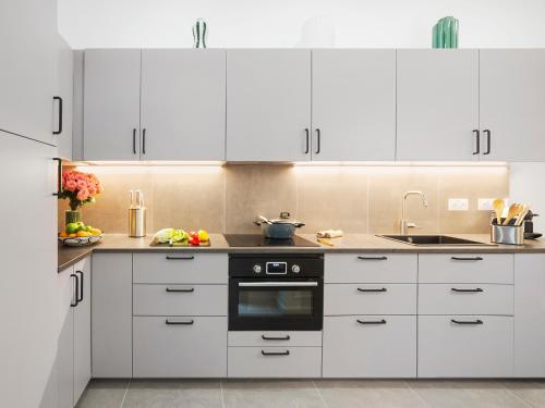 LivinParis - Luxury AC 4 Bedrooms Arc de Triomphe I
