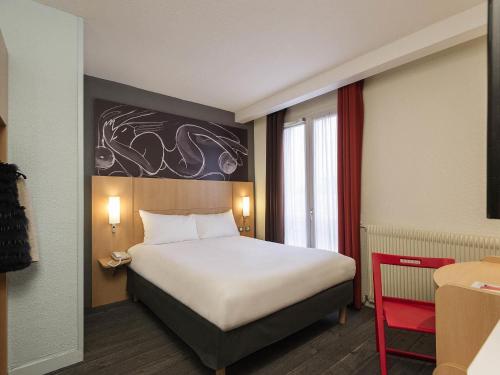a hotel room with a bed and a window at ibis Paris Vaugirard Porte de Versailles in Paris