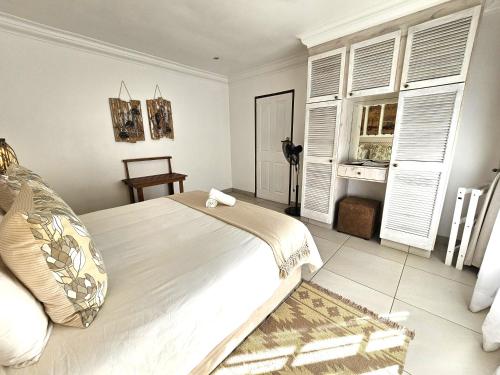 Ένα ή περισσότερα κρεβάτια σε δωμάτιο στο Leopard Tree Lodge