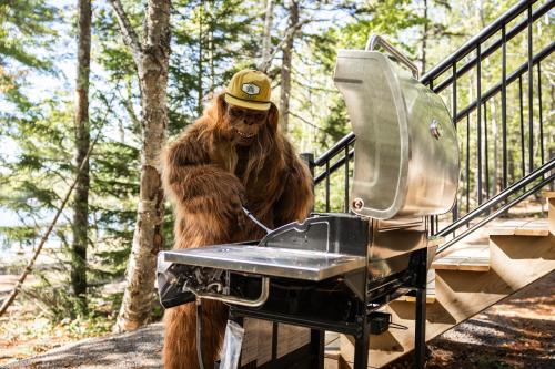un singe se tient à côté d'un gril dans l'établissement Sunken Escapes Glamping Unit 5, à New Minas