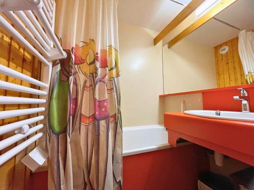 ein Badezimmer mit Waschbecken und Duschvorhang in der Unterkunft Grand studio pour 4, Les Menuires, aux pieds des pistes - FR-1-452-397 in Les Menuires