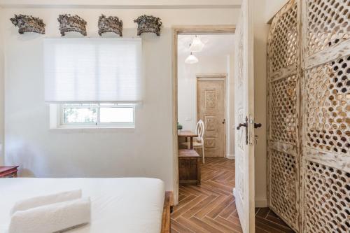 une chambre avec un lit et une porte avec une fenêtre dans l'établissement Luxury boutique apartment in best location, à Tel Aviv