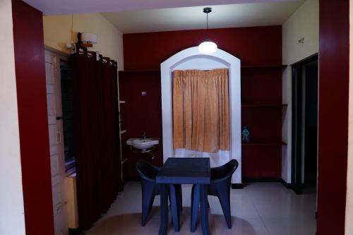 une salle à manger avec une table et un évier dans l'établissement KP Holidays తెలుగు Cottage, à Ooty