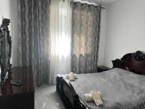 Postel nebo postele na pokoji v ubytování Мээрим гостевой дом