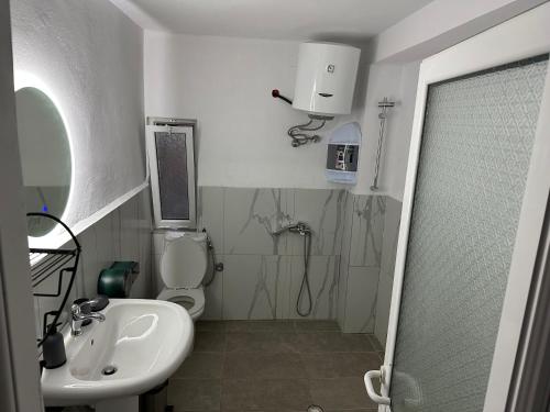 ヒマラにあるPrinnos Rooms Himareのトイレ、洗面台、シャワー付きのバスルーム