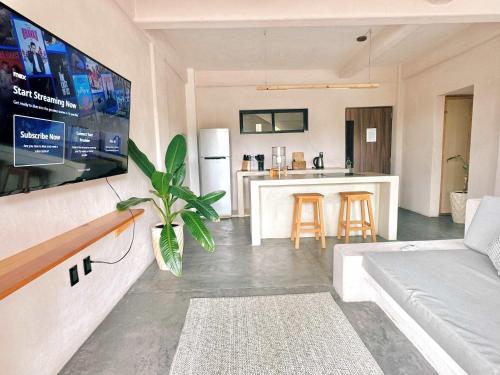 Gallery image of Casa Leah Apartment - Zicatela Boutique - AC in Bedroom - Private Deck - Pool And Casa Leah View - TV - Steps to Zicatela Beach and la Punta - 12 in Puerto Escondido