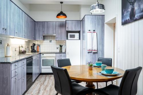 ベーニゲンにあるApartment Koseligの木製のテーブルと椅子のあるキッチン