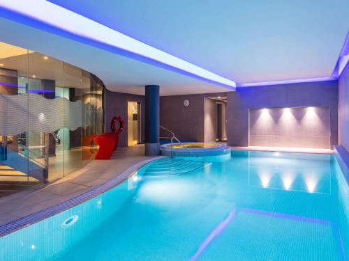 a large swimming pool in a hotel room at Novotel Edinburgh Centre in Edinburgh