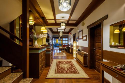 ペヤにあるHotel Çardakの敷物のある家廊