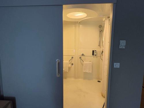 a bathroom with a shower with a toilet and a sink at ibis Paris La Defense Courbevoie in Courbevoie